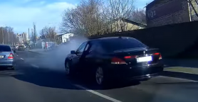 Un BMW a luat foc pe o stradă din Capitală